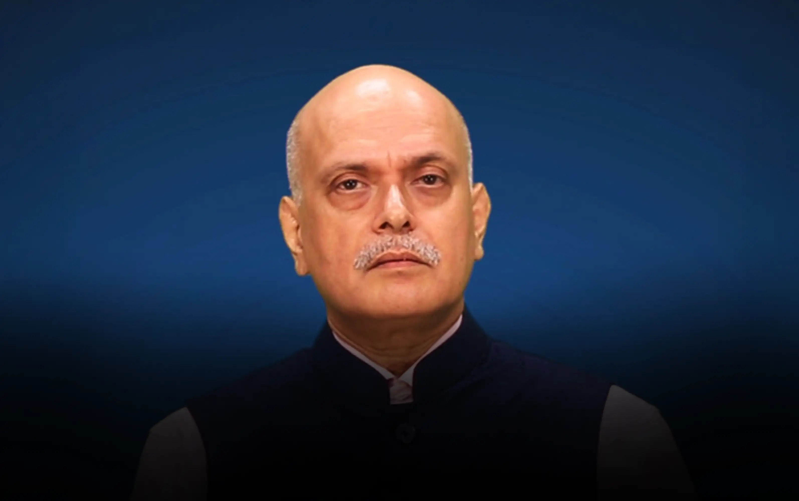 Raghav Bahl Raghav started his career in media in 1985 as a Correspondent and Anchorperson for Doordarshan With over 22 years of experience in television and journalism